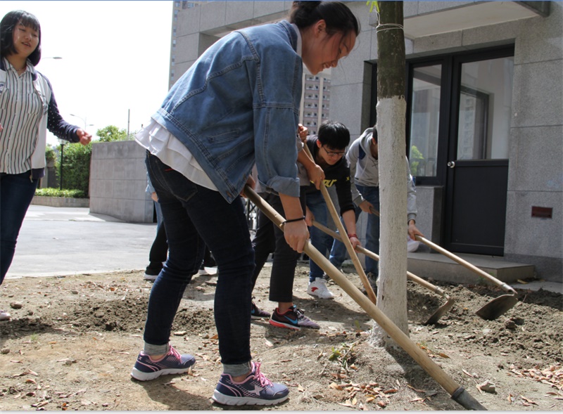 爱党在心  环保于行 ——永利3885网站携手校园管理中心开展红色环保志愿者活动